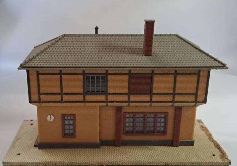 Model Trains H0-Scale 1/87 - 1 x Signal House, with furniture and light.