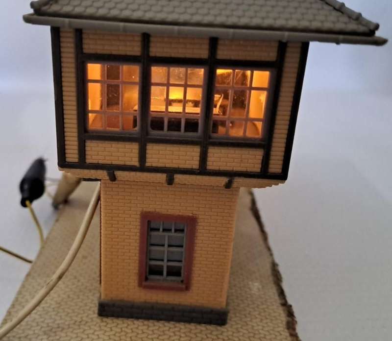 Model Trains H0-Scale 1/87 - 1 x Signal House, with furniture and light.