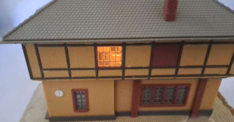 Model Trains H0-Scale 1/87 - 1 x Signal House, with furniture and light.