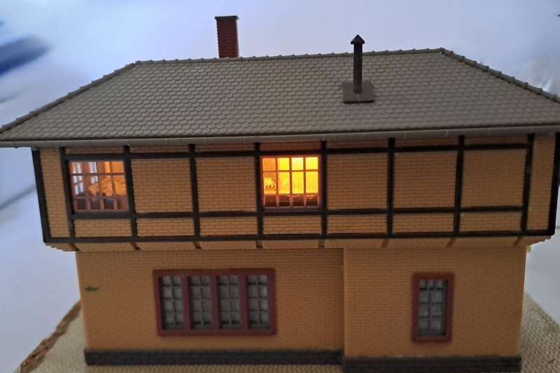 Model Trains H0-Scale 1/87 - 1 x Signal House, with furniture and light.