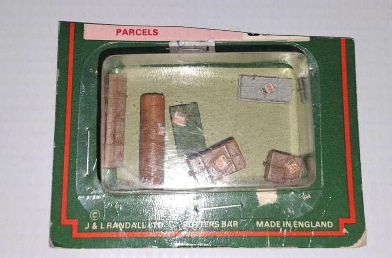 Model Trains N/H0-Scale 1/87 - 1 x Pack with 6 x parcels in.