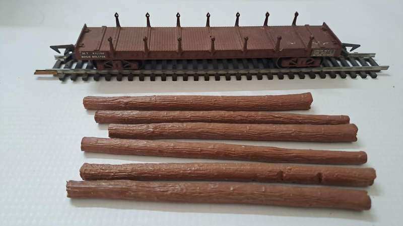 Model Trains H0-Scale 1/87 - 1 x Playcraft Low Bed with wood & D-couplers. See pictures.