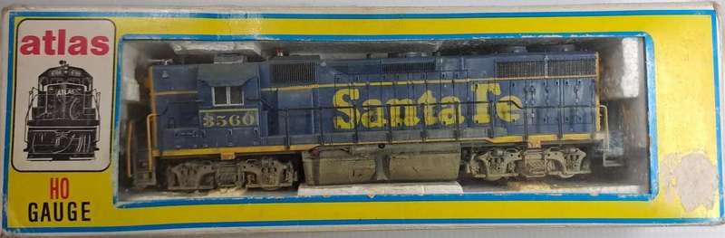 Model Trains H0 Scale - Atlas Santa Fe GP38 Diesel with Kadee couplers. Detailed & Weathered