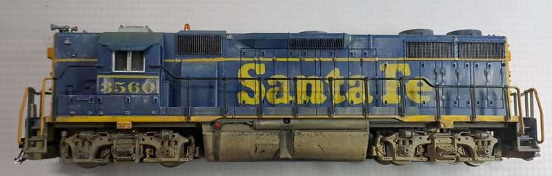 Model Trains H0 Scale - Atlas Santa Fe GP38 Diesel with Kadee couplers. Detailed & Weathered