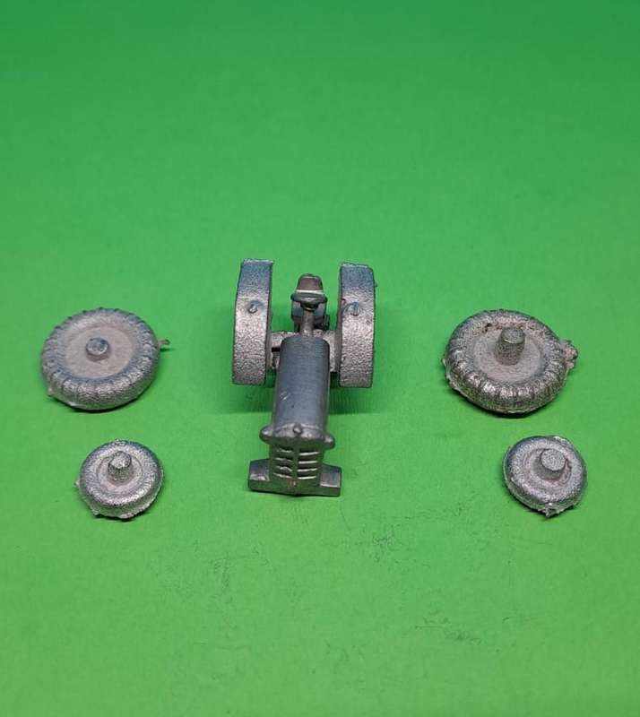 Model Trains HO 1 x Tractor Kit - Lead casting not cleaned.