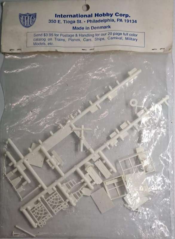 Model Trains HO 1 x Pack of 23 Roof top & street accessories.