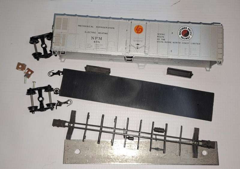 Model Trains HO 1 x Athearn NPM 50' Box Car, Plug-Door, with plastic wheels & Horn hook couplers.