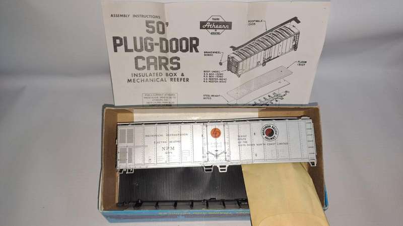 Model Trains HO 1 x Athearn NPM 50' Box Car, Plug-Door, with plastic wheels & Horn hook couplers.