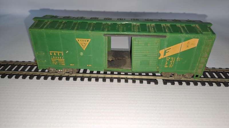 Model Trains HO 1 x Mantua 40' Box Car, DF, with plastic wheels & Lima like couplers.