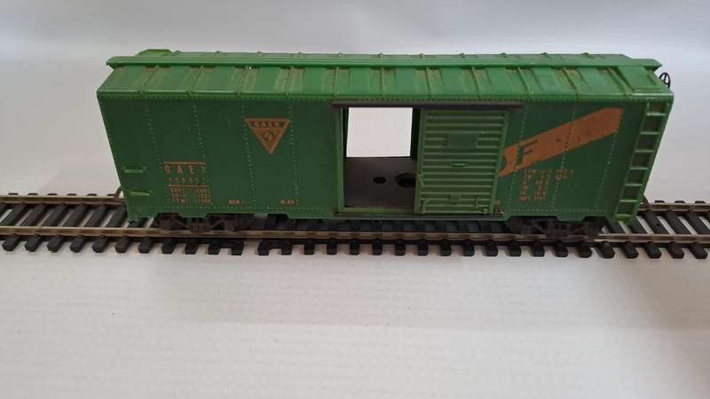 Model Trains HO 1 x Mantua 40' Box Car, DF, with plastic wheels & Lima like couplers.