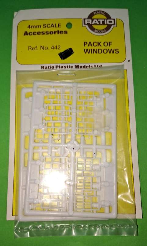 Model Trains N 1 x Pack of 24 windows 4mm scale