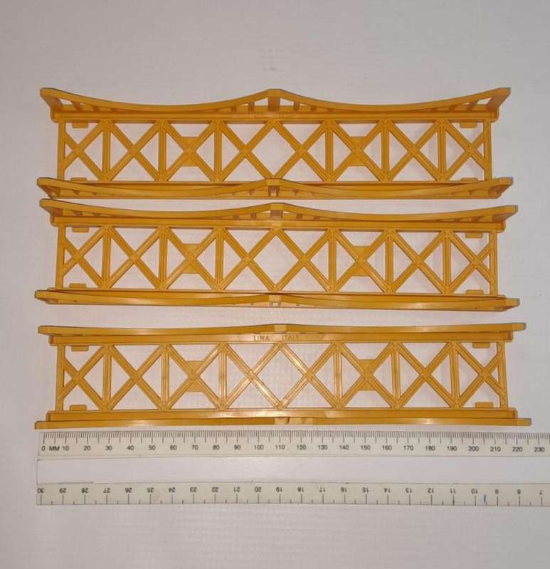 Model Trains HO 1 x straight low bridge. (Plastic, see Pic's) You bid on 1, there is 3 available