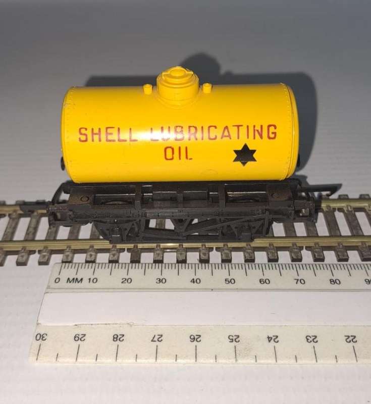 Model Trains HO 1 x Tri-ang - Shell Oil tanker, plastic wheels & D-couplers.