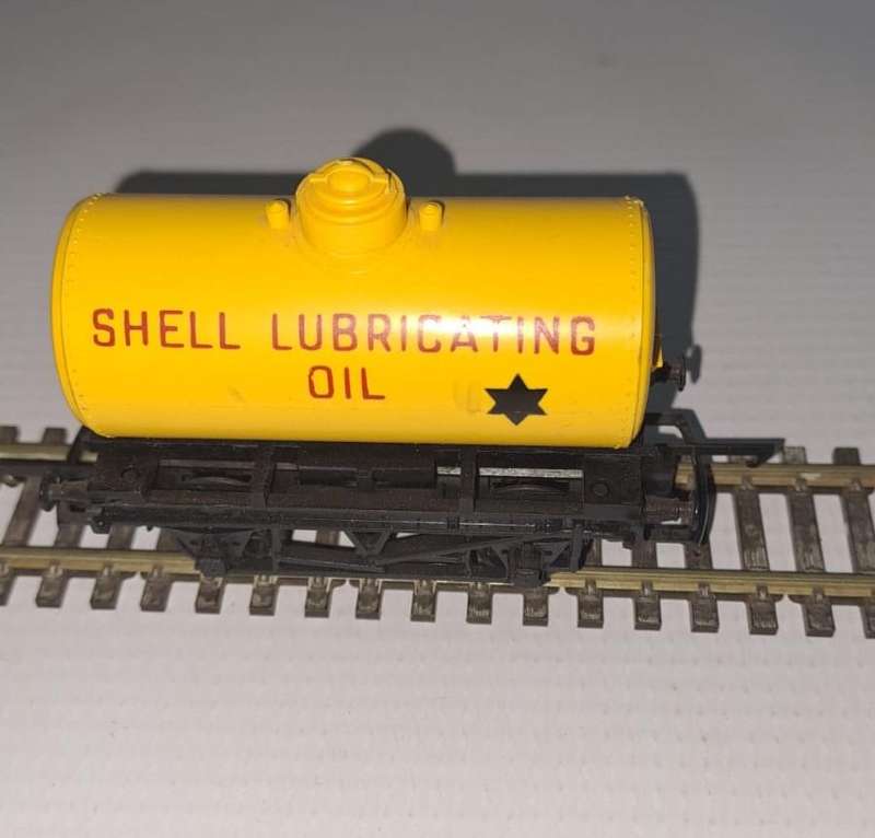 Model Trains HO 1 x Tri-ang - Shell Oil tanker, plastic wheels & D-couplers.