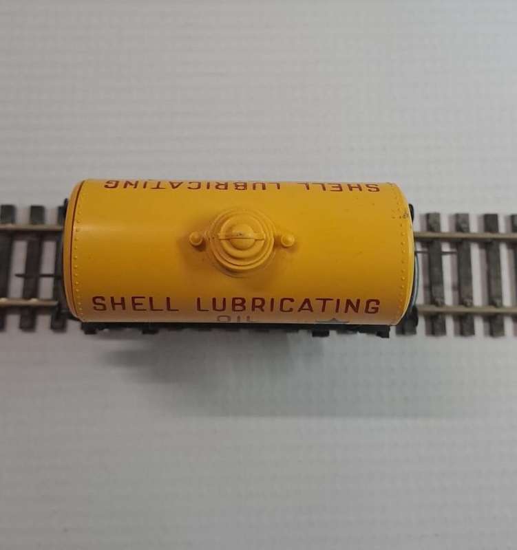 Model Trains HO 1 x Tri-ang - Shell Oil tanker, plastic wheels & D-couplers.
