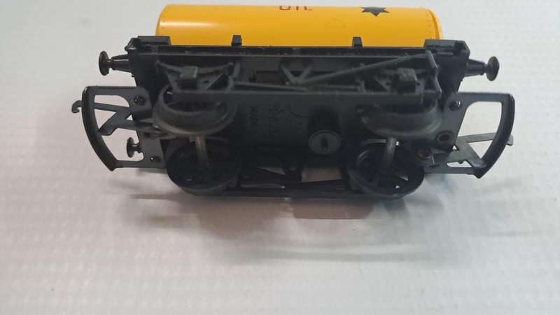 Model Trains HO 1 x Tri-ang - Shell Oil tanker, plastic wheels & D-couplers.