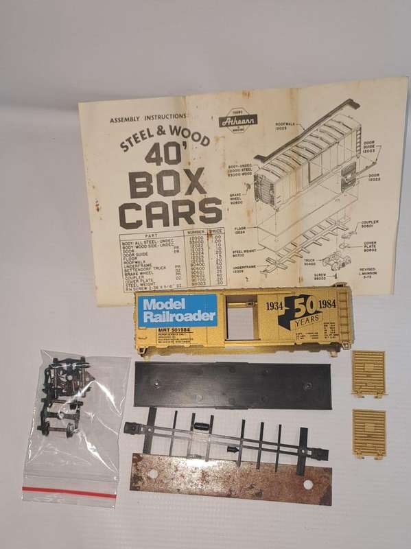 Model Trains HO 1 x 40' Box Wagon - Model Railroader 50 years, plastic wheels & Horn Hook couplers.