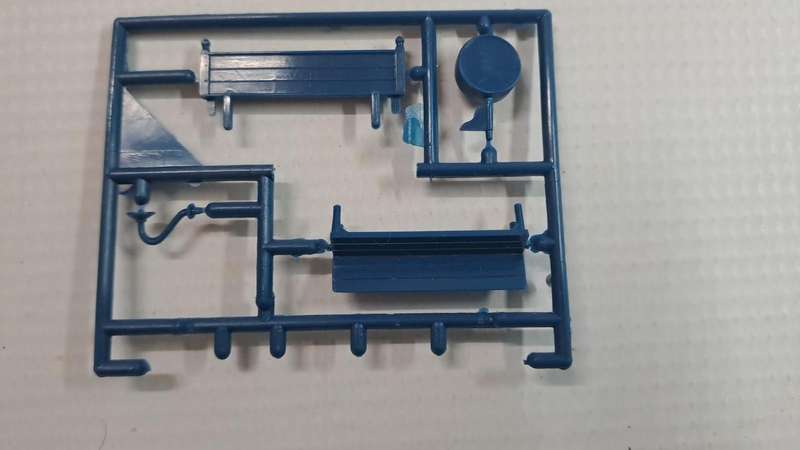Model Trains HO 1 x Bag with Station bench, clock & advertising board. (Plastic, see Pic's)