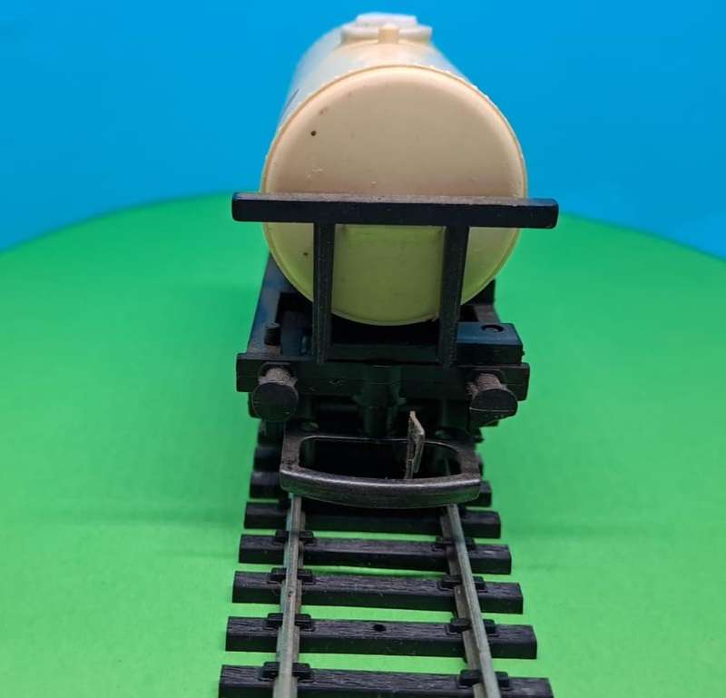 Model Trains HO 1 x Tri-ang - Oil tanker, plastic wheels & D-couplers.