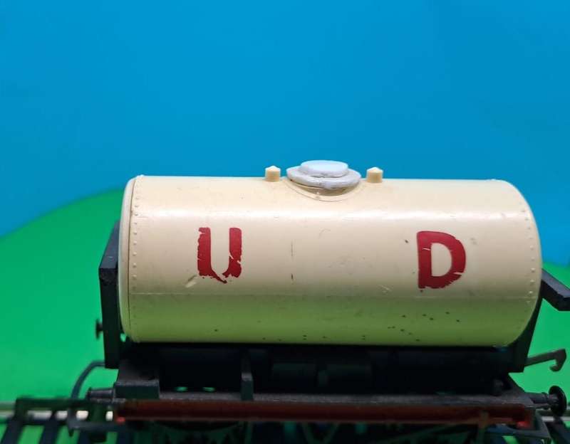 Model Trains HO 1 x Tri-ang - Oil tanker, plastic wheels & D-couplers.