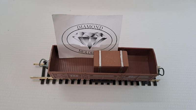 Model Trains HO 1 x Freight Crate - Big Crate with 2 silver straps - 35mm x 19mm x 19mm