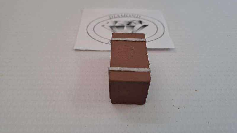 Model Trains HO 1 x Freight Crate - Big Crate with 2 silver straps - 35mm x 19mm x 19mm