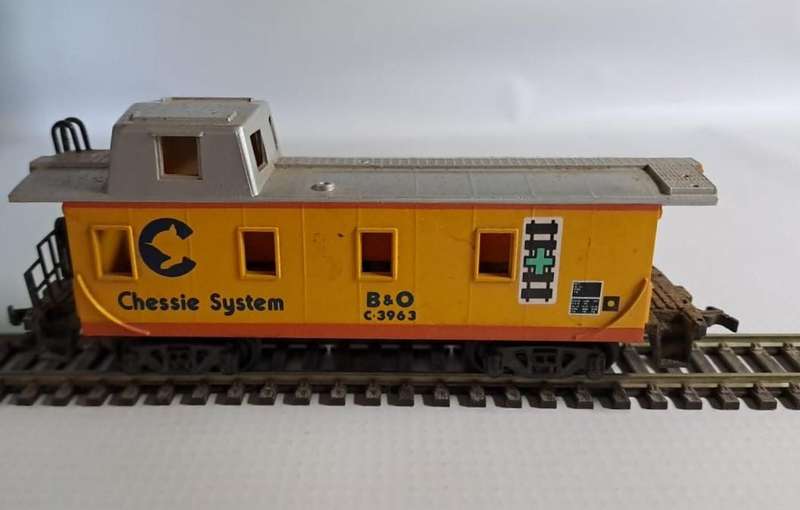 Model Trains HO 1 x Bachmann Caboose Chessie System B & O, plastic wheels & Horn Hook couplers.
