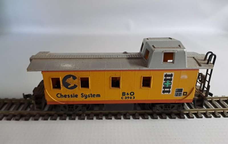 Model Trains HO 1 x Bachmann Caboose Chessie System B & O, plastic wheels & Horn Hook couplers.