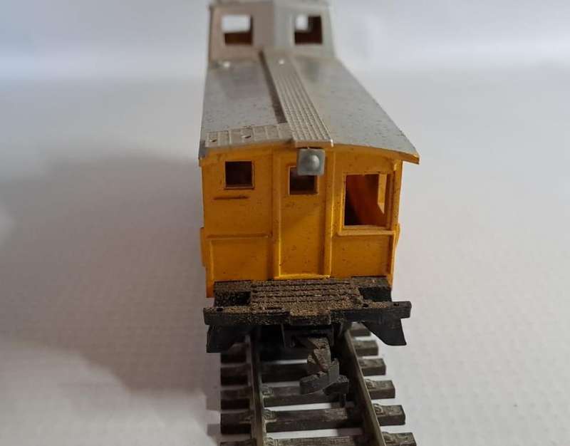 Model Trains HO 1 x Bachmann Caboose Chessie System B & O, plastic wheels & Horn Hook couplers.