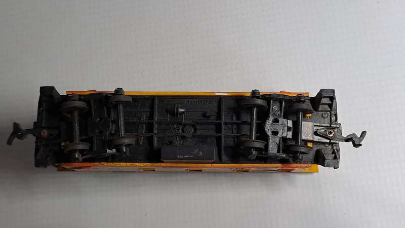 Model Trains HO 1 x Bachmann Caboose Chessie System B & O, plastic wheels & Horn Hook couplers.