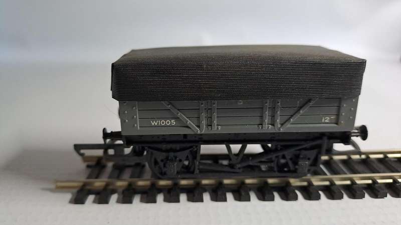 Model Trains HO 1 x Tri-ang - Open Wagon with Tarpaulin, plastic wheels & D-couplers.