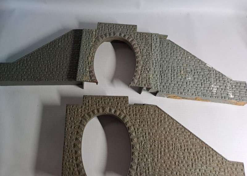 Model Trains HO 2 x Plastic single tunnel entrances with 3 x Sides. See pics.