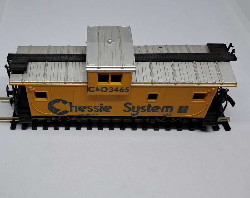 Model Trains HO 1 x Roco Caboose Chessie System C & O Car, plastic wheels & Horn Hook couplers.
