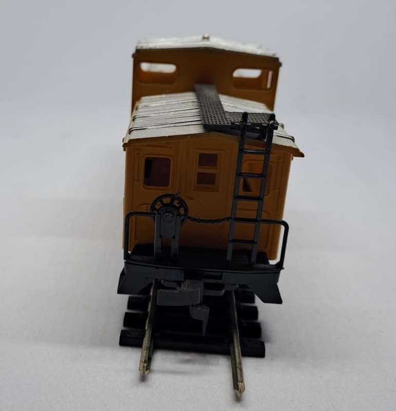 Model Trains HO 1 x Roco Caboose Chessie System C & O Car, plastic wheels & Horn Hook couplers.