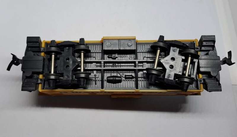 Model Trains HO 1 x Roco Caboose Chessie System C & O Car, plastic wheels & Horn Hook couplers.