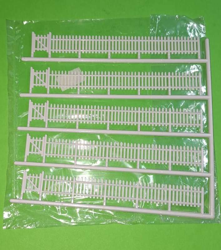 Model Trains H0/OO-Scale 1 x Scenery - White plastic fences L130xH16mm, 5 off/pkt