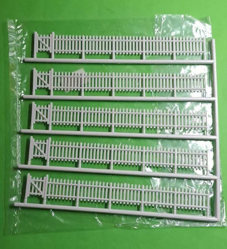 Model Trains H0/OO-Scale 1 x Scenery - White plastic fences L130xH16mm, 5 off/pkt