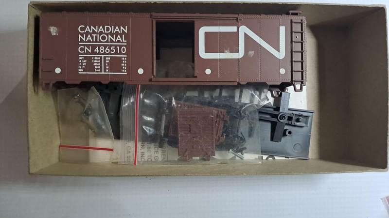 Model Trains HO 1 x Canadian National 40' Box Cars, plastic wheels & Horn Hook couplers.