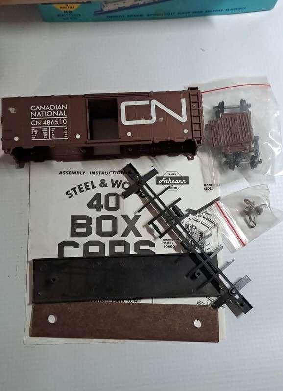 Model Trains HO 1 x Canadian National 40' Box Cars, plastic wheels & Horn Hook couplers.