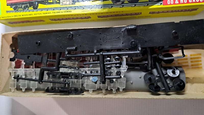 Model Trains HO 1 x Kitmaster - British Railways Corridor Maroon -Plastic Kit. (See Pics)
