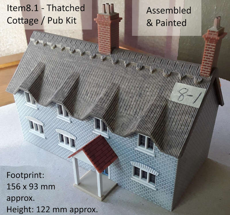 Model Trains H0/OO-Scale 1 x Thatched Cottage Pub, Assembled Kit, Painted