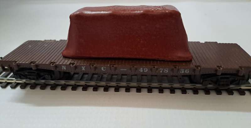 Model Trains 1:87 HO - Load under Tarpaulin (Brown) - 76mm x 27mm x 27mm