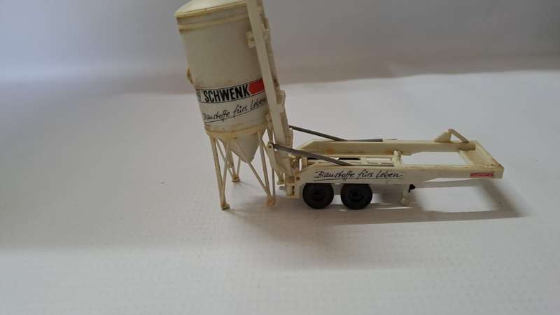 Model Trains/Track HO 1 x Kibri Mercedes-Benz Abnormal Cement Truck transporting a Silo.