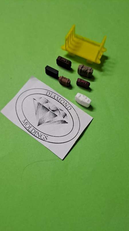Model Trains 1:87 HO - Station Trolly with 6 x loose luggage