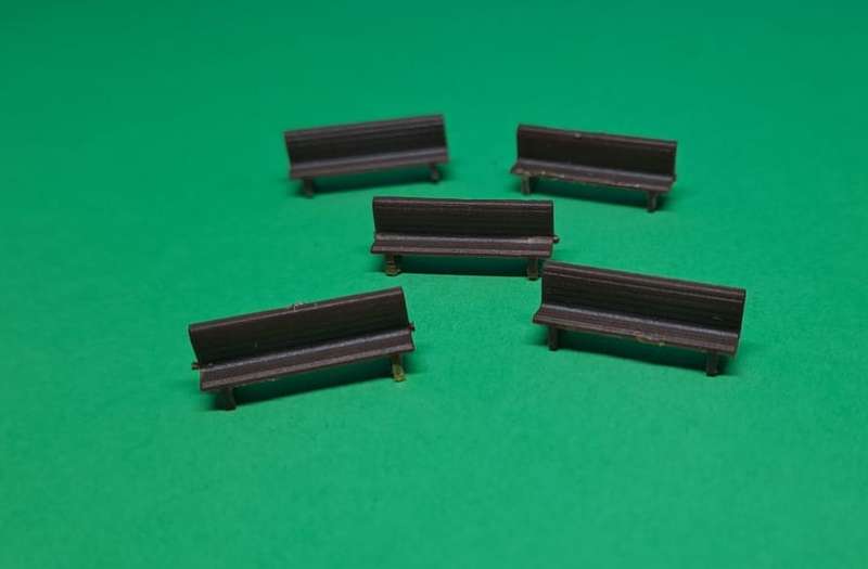 Model Trains N Scale 1 x Pack of 5 plastic benches. See pics.