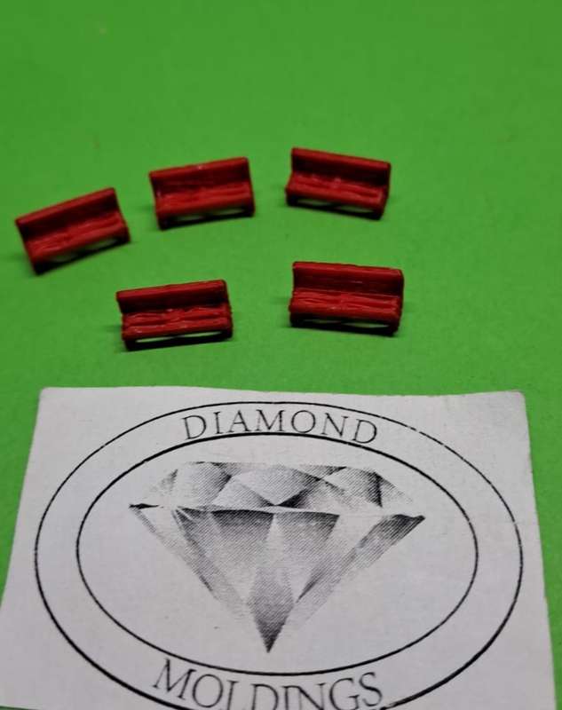 Model Trains N Scale - Station/Park Benches (x5) Red - 12mm x 3mm x 6mm