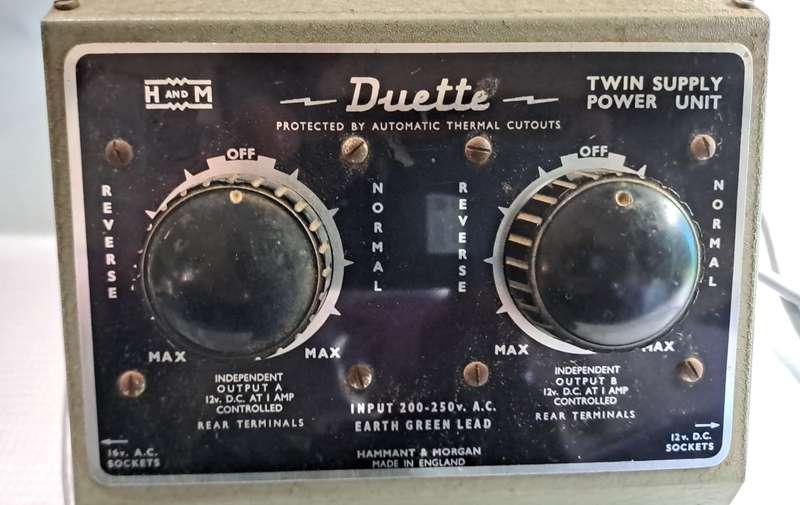 Model Trains HO/N Scale - Power Supply 12V with two controls.