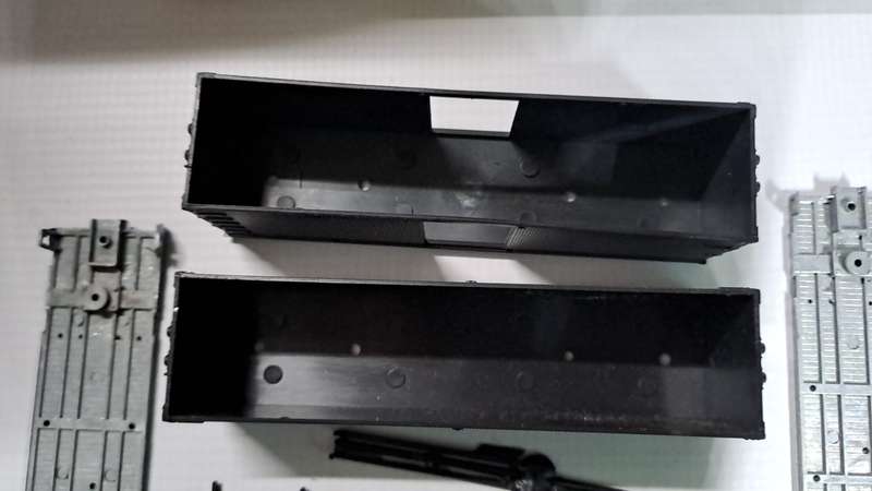 Model Trains HO 2 x Rondhouse - Box Cars (Sold as is -Incomplete (Sold as is - Incomplete?) See pics