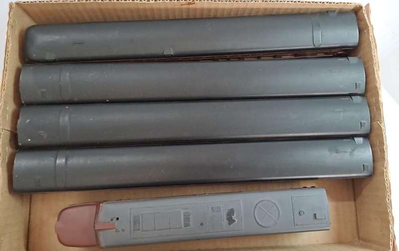 Model Trains HO 1 x Rivarossi  Pennsylvania, Loco & 4 Carriages with metal wheels & Kadee coupler.