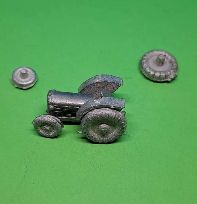 Model Trains HO 1 x Tractor Kit - Lead casting not cleaned.